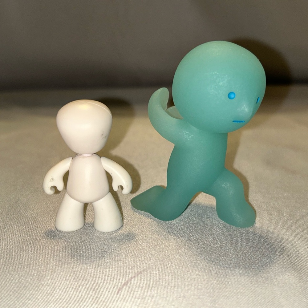 MEZCO MEZ-ITZ Mezitz White Body and Smiski Figure